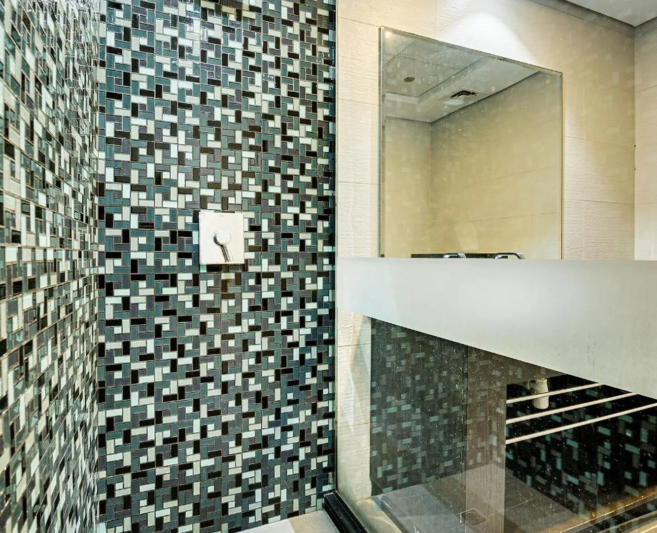 Cayan Tower, Dubai Marina Apartment