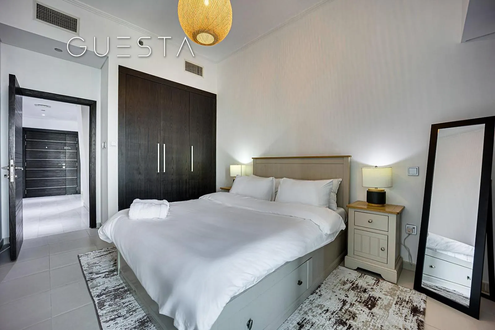 Cayan Tower, Dubai Marina Apartment