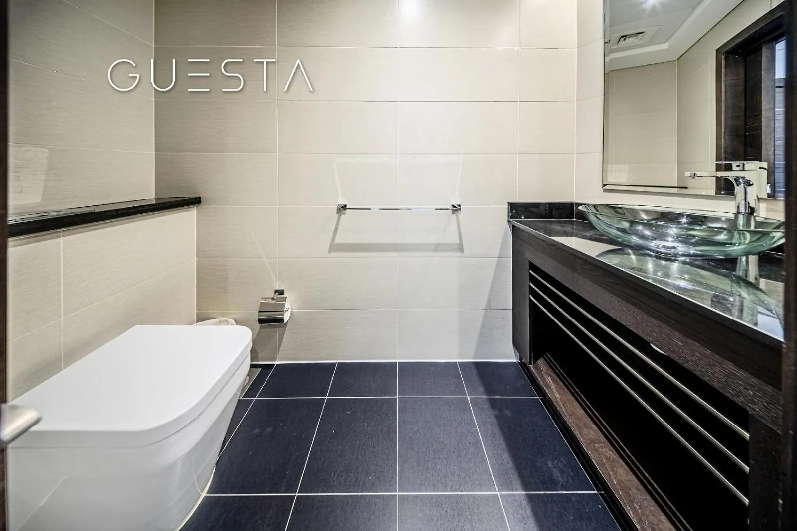 Cayan Tower, Dubai Marina Apartment